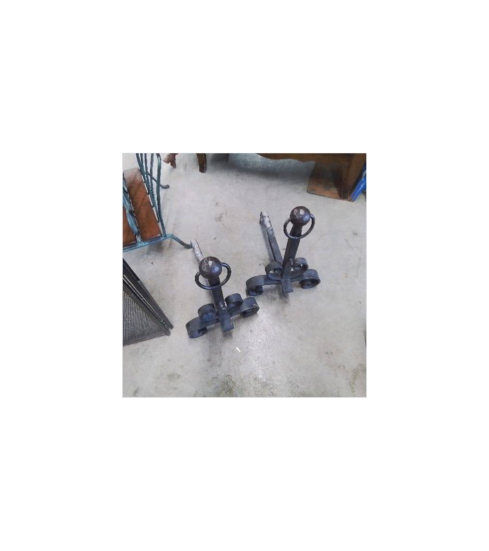 PAIRE DE CHENETS DESSUS BOULE