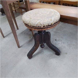 TABOURET A VIS TAPISSERIE