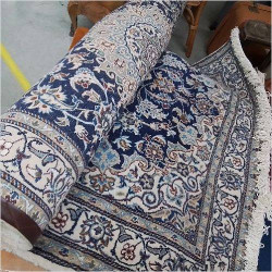 TAPIS BLEU MOTIFS FLEURS