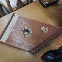 INSTRUMENT DE MUSIQUE CITHARE