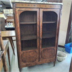 VITRINE DESSUS MARBRE...