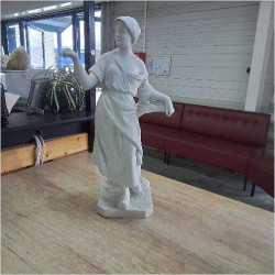 STATUE DE FEMME BISCUIT 