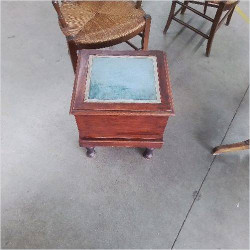 MEUBLE TROUÉ