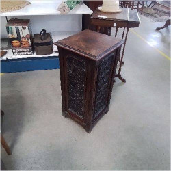 PETIT MEUBLE STYLE GOTHIQUE 