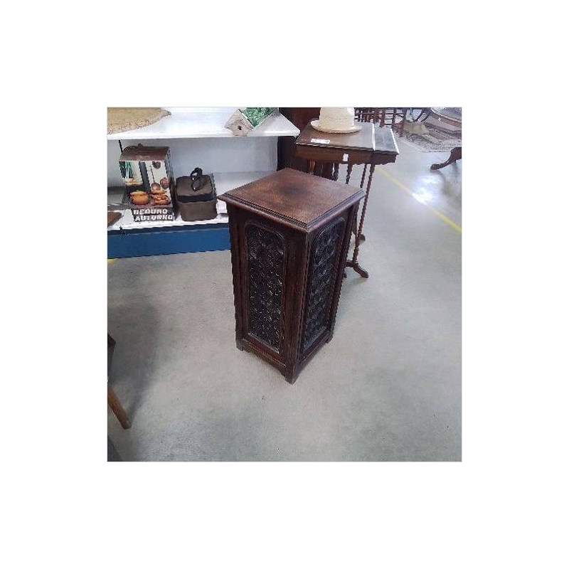 PETIT MEUBLE STYLE GOTHIQUE 