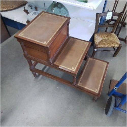 ESCABEAU DE BIBLIOTHÈQUE...