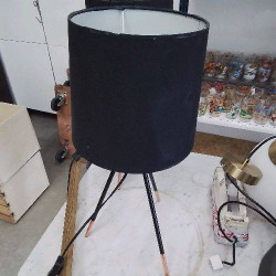 LAMPE A POSER TRIPODE