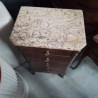 CHIFFONNIER MARQUETERIE 5T DESSUS MARBRE