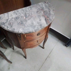 PETITE COMMODE 2T DESSUS...