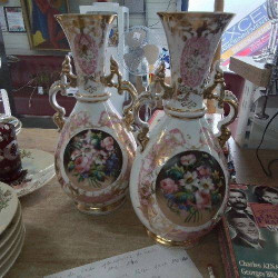 PAIRE DE VASES PORCELAINE...