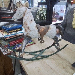 CHEVAL A BASCULE EN FER ANCIEN
