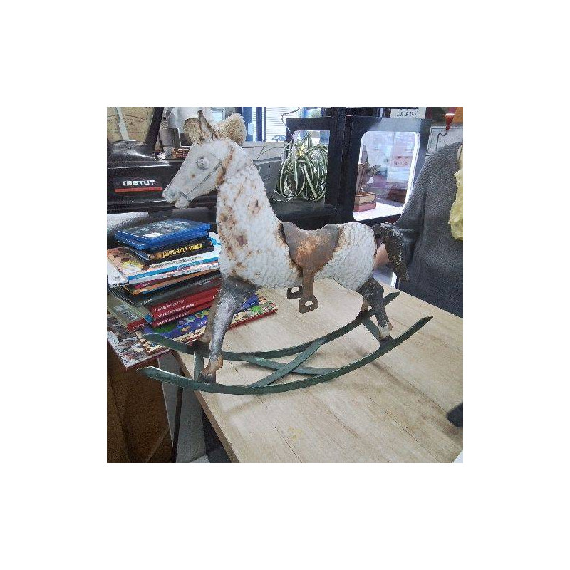CHEVAL A BASCULE EN FER ANCIEN