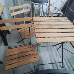 TABLE ET 2 CHAISES DE...