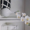 VASE BLANC AVEC ORCHIDÉE 