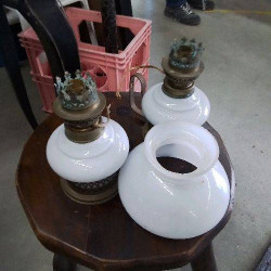 LAMPE A PETROLE OPALINE