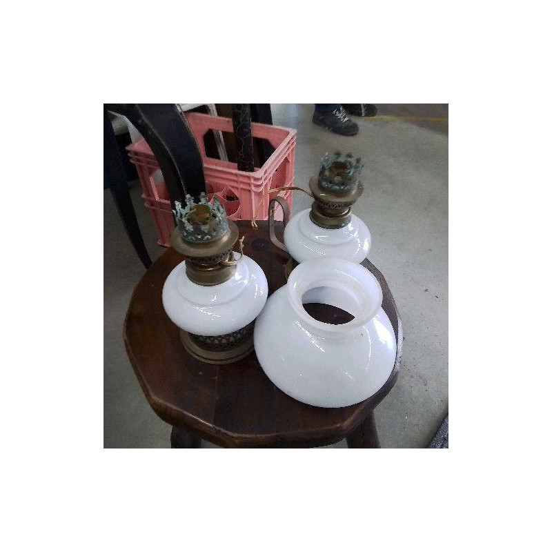 LAMPE A PETROLE OPALINE