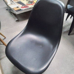 LOT 6 CHAISES NOIRES PLASTIQUES PIEDS BOIS