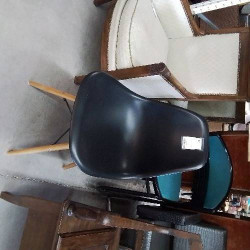 CHAISE NOIRE PLASTIQUE...