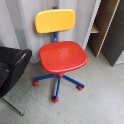 CHAISE DE BUREAU STYLE MEMPHIS
