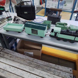 TRAIN BOIS PEINT EN VERT