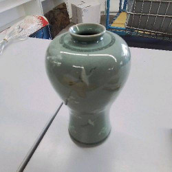 VASE VERT MOTIFS GRUES
