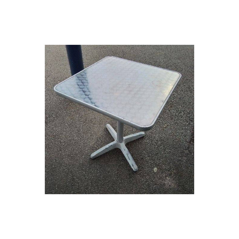 TABLE EXTÉRIEURE 