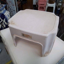 PETIT TABOURET PLASTIQUE
