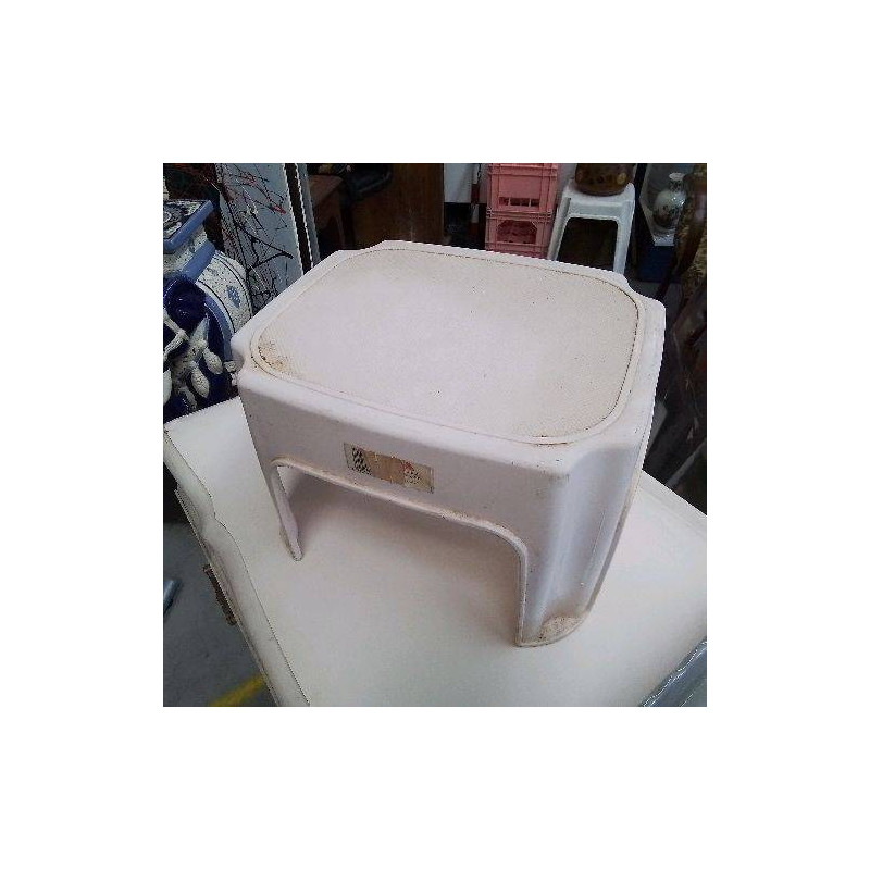 PETIT TABOURET PLASTIQUE