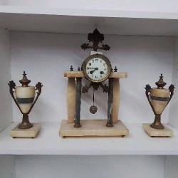 PENDULE ET 2 CASSOLETTES