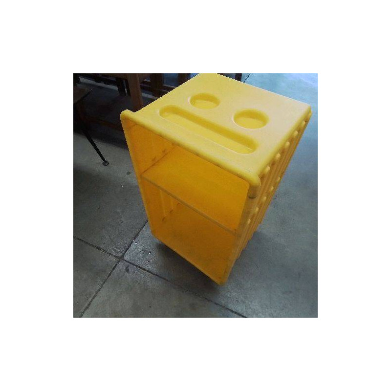 ETAGERES JAUNE À ROULETTES 