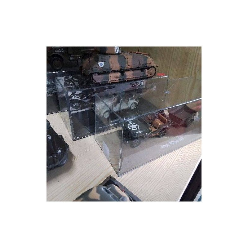 VOITURE MILITAIRE EN BOITE