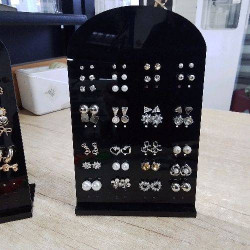 BOUCLES D’OREILLES (LA PAIRE)