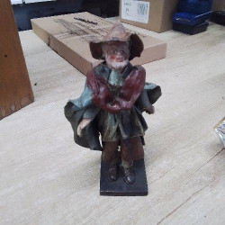FIGURINE CUIR