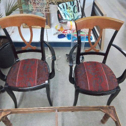 PAIRE DE FAUTEUILS NOIRS ET...