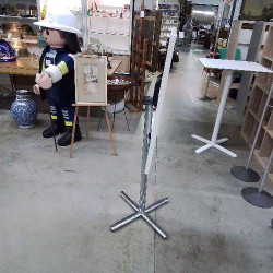 TABLE MANGE DEBOUT