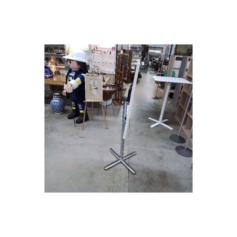 TABLE MANGE DEBOUT