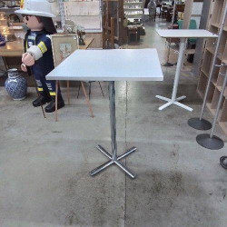 TABLE MANGE DEBOUT