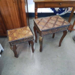 TABLES GIGOGNES STYLE ORIENTAL