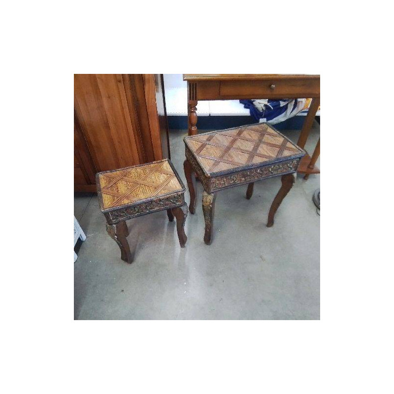 TABLES GIGOGNES STYLE ORIENTAL