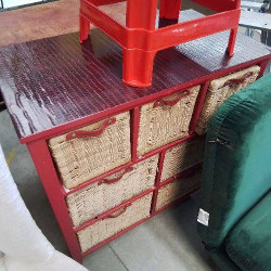 MEUBLE ROUGE A PANIERS