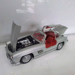 MERCEDES-BENZ 300SL 1/8