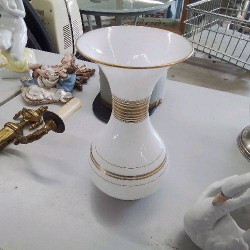 VASE OPALINE