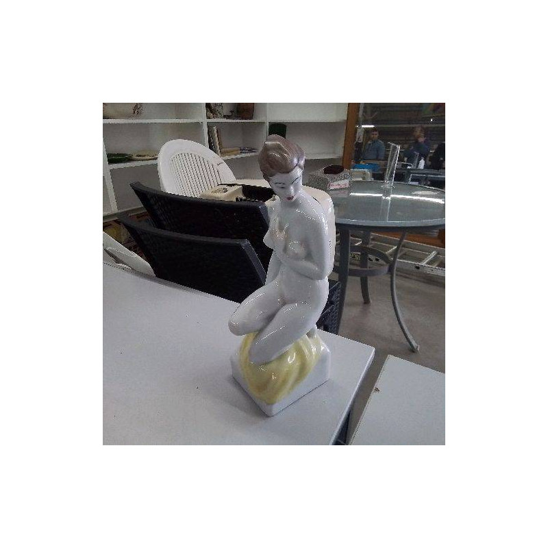 STATUETTE HONGROISE PORCELAINE 