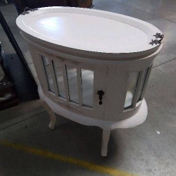 TABLE A THE VITRINE 