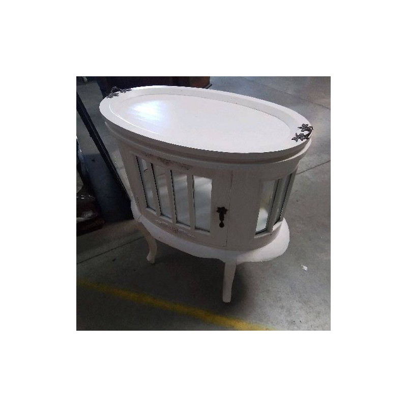 TABLE A THE VITRINE 