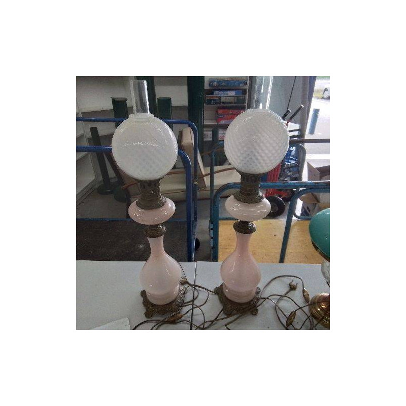PAIRE DE LAMPES A PETROLE ELECTRIFIEES OPALINE ROSE