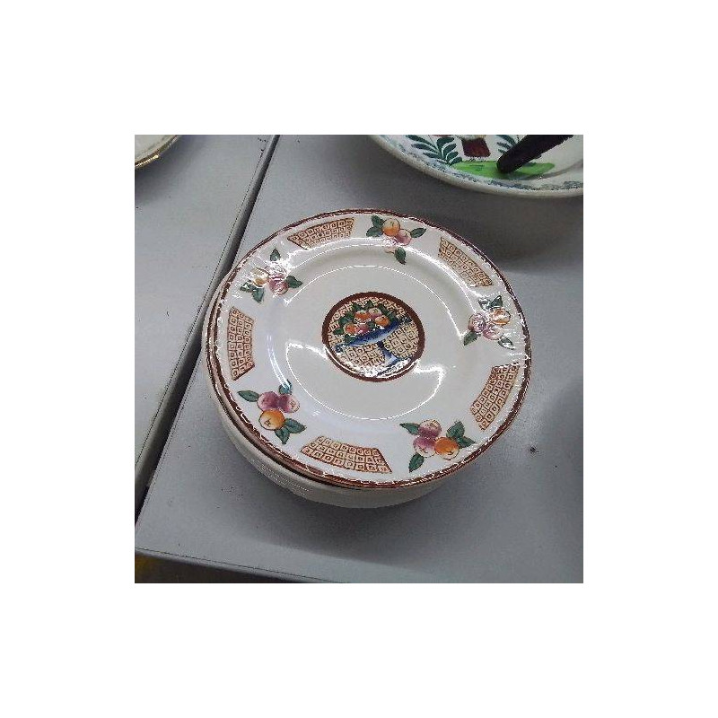 LOT 8 ASSIETTES 